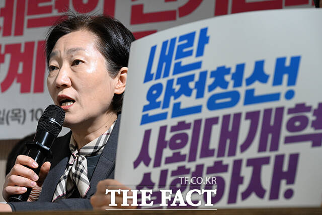 내란 청산과 사회대개혁을 위한 사회 원로 및 각계 대표 일동과 참가자들이 16일 오전 서울 종로구 향린교회에서 '내란의 완전한 청산과 사회대개혁을 위한 민주 헌정 수호세력의 선거연대 촉구 사회 원로, 각계 대표 공동선언' 기자회견을 열고 구호를 외치고 있다. /김성렬 기자