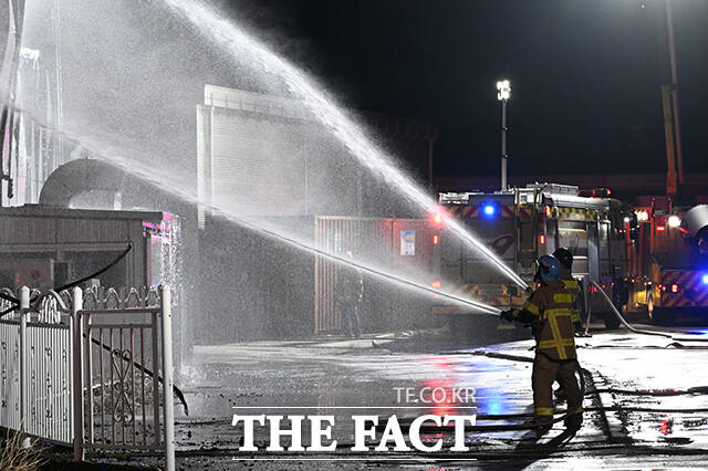 16일 밤 경기 고양시 관산동 근린생활시설에서 19시 38분께 화재가 발생한 가운데 소방당국이 진화작업을 벌이고 있다. /고양=김성렬 기자