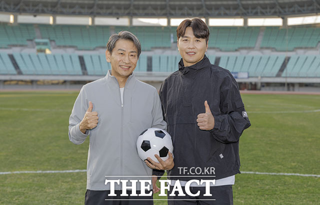 미야지 켄스케 파나소닉코리아 대표이사(왼쪽)와 이동국이 의정부종합운동장에서 기념 촬영을 하고 있다. /파나소닉코리아