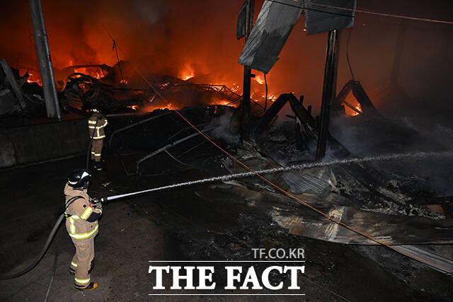 16일 밤 경기 고양시 관산동 근린생활시설에서 19시 38분께 화재가 발생한 가운데 소방당국이 진화작업을 벌이고 있다. /고양=김성렬 기자