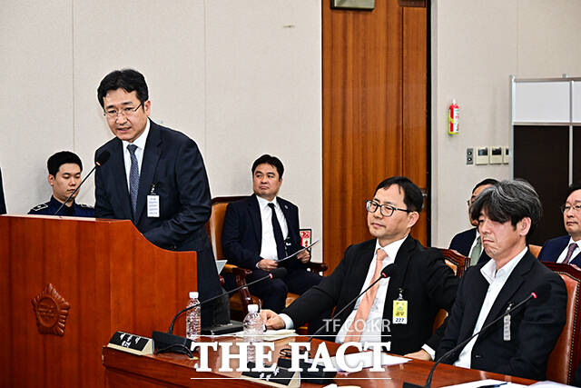 질의에 답변하는 정일권 검사(왼쪽).