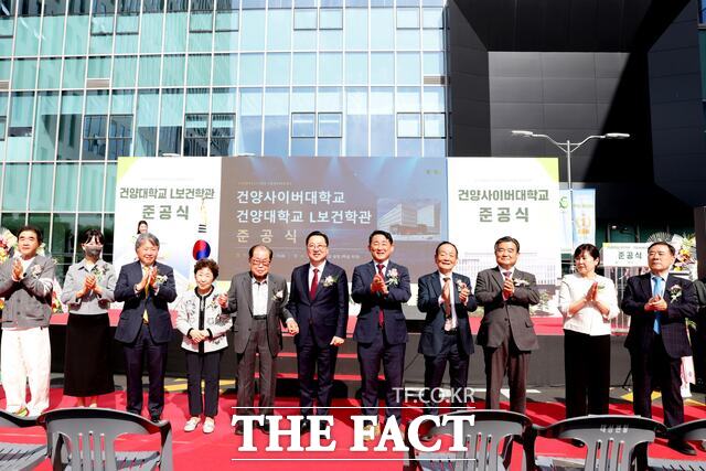 건양사이버대 신축 교사 준공식에 참석한 주요 인사들이 커팅식 후 기념 촬영을 하고 있다. /건양사이버대