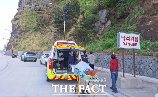 소방당국이 울릉군 북면 삼선암 인근 야산에서 추락한 80대 남성을 구조하고 있다. /포항 남부소방소
