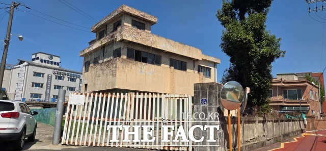 50여 년간 흉물로 남아 지역 주민들의 불안을 키워온 전남 광양의 옛 전매청 건물이 철거된다. /김영신 기자