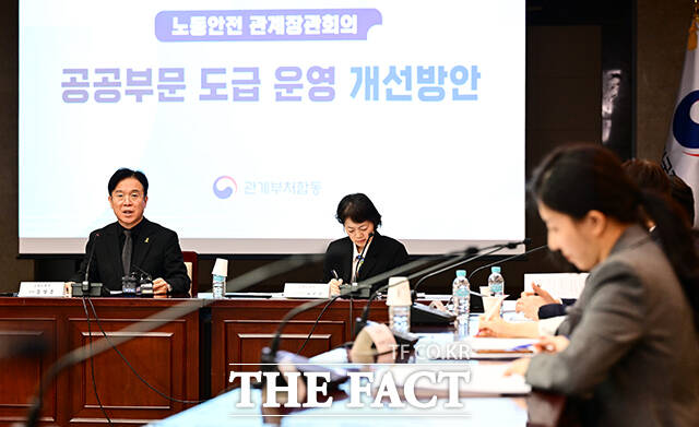 김영훈 고용노동부 장관(왼쪽)이 16일 오전 서울 종로구 정부서울청사에서 열린 노동안전 관계장관회의에 참석해 모두발언을 하고 있다. /임영무 기자