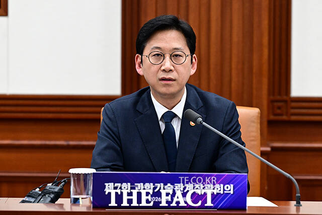 배경훈 부총리 겸 과학기술정보통신부 장관(오른쪽)이 16일 오후 서울 종로구 정부서울청사에서 열린 과학기술관계장관회의에 참석해 모두발언을 하고 있다. /임영무 기자