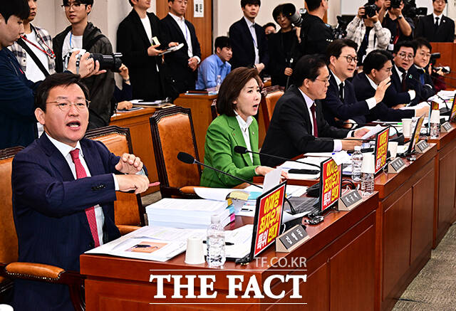 더불어민주당 의원들에게 항의하는 국민의힘 의원들.