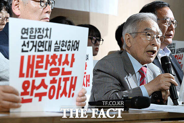 내란 청산과 사회대개혁을 위한 사회 원로 및 각계 대표 일동과 참가자들이 16일 오전 서울 종로구 향린교회에서 '내란의 완전한 청산과 사회대개혁을 위한 민주 헌정 수호세력의 선거연대 촉구 사회 원로, 각계 대표 공동선언' 기자회견을 열고 구호를 외치고 있다. /김성렬 기자