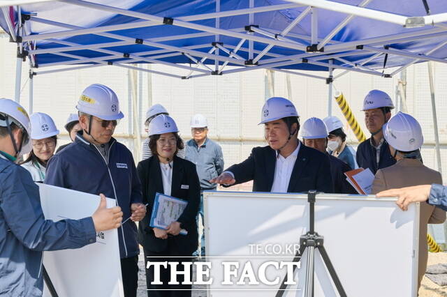 오세현 아산시장이 신창면 서부권 공공도서관 건설 현장을 찾아 점검하고 있다. /아산시