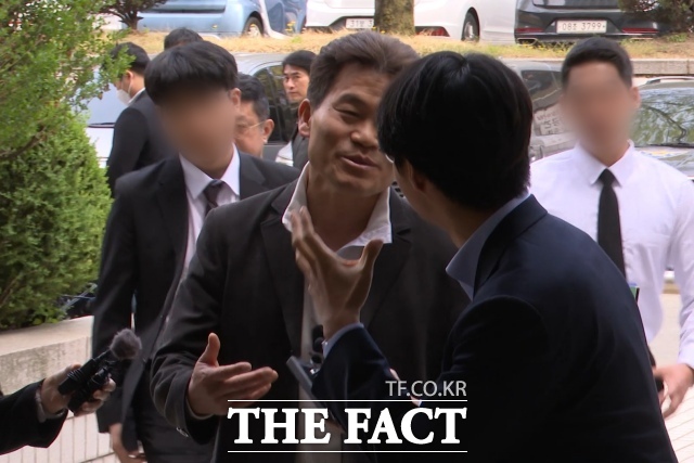 이재명 대통령과 이준석 개혁신당 대표의 명예를 훼손한 혐의를 받는 유튜버 전한길(본명 전유관)씨가 16일 서초구 서울중앙지방법원에서 열린 구속 전 피의자 심문(영장실질심사)에 출석하며 취재진에 답하고 있다. /서울중앙지법=김민지 기자