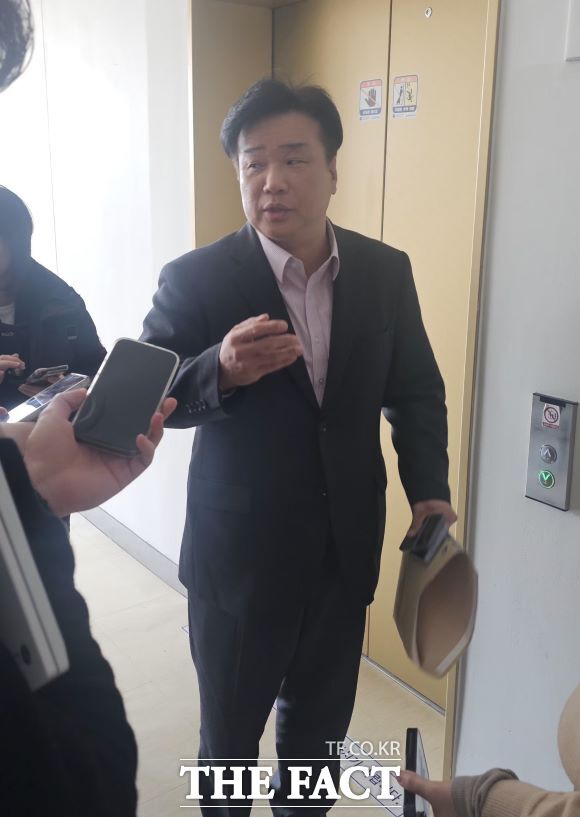 모욕 혐의로 재판에 넘겨진 양우식 경기도의원이 12일 첫 공판을 마치고 재판정을 나서면서 취재진의 질문에 답변하고 있다. /이승호 기자