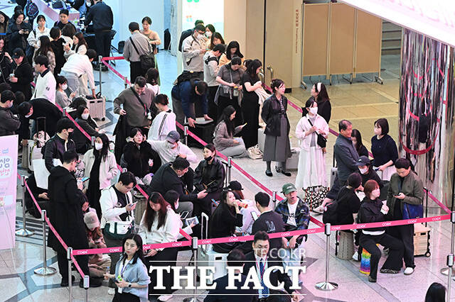 금융감독원은 베이비페어 등에서 저축이나 목돈 마련 목적과 맞지 않는 상품 권유 사례가 확인됐다고 16일 밝혔다. 지난 2일 서울 강남구 코엑스에서 열린 베이비페어에 입장하기 위해 관람객들이 줄을 서서 기다리고 있다. /김성렬 기자