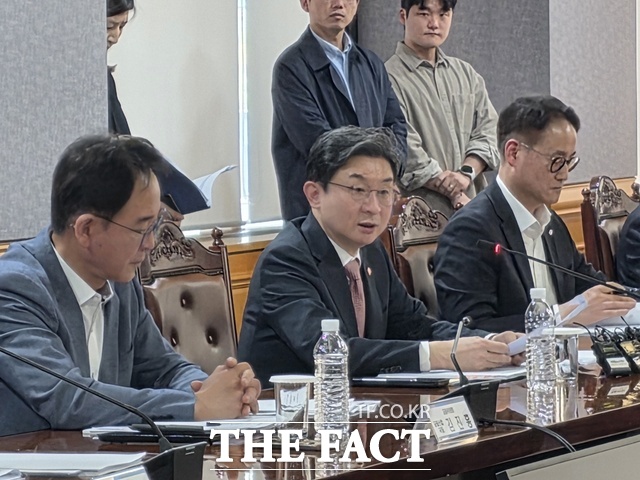 이억원 금융위원장이 16일 오후 2시 서울 중구 은행회관에서 제5차 생산적 금융 대전환 회의를 개최하고 모두발언을 하고 있다. /을지로=이선영 기자