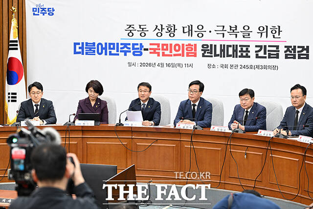 중동 상황 대응 극복을 위한 더불어민주당-국민의힘 원내대표 긴급 점검 회의에 참석해 발언하는 송 원내대표(오른쪽).