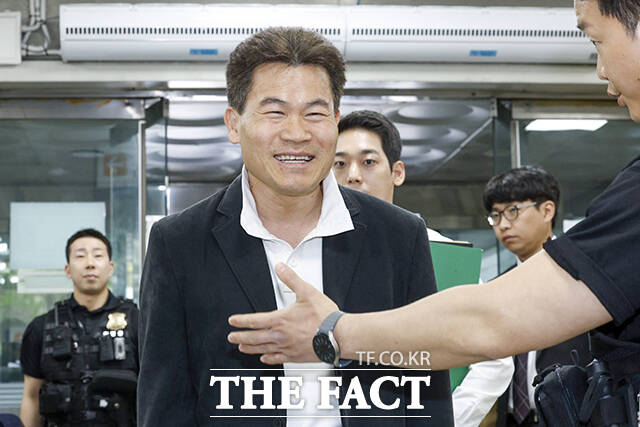 이재명 대통령과 이준석 개혁신당 대표의 명예를 훼손한 혐의를 받는 한국사 강사 출신 유튜버 전한길 씨가 16일 오전 서울 서초구 서울중앙지방법원에서 열린 영장실질심사(구속 전 피의자 심문)에 출석하며 입장을 밝히고 있다. /박헌우 기자