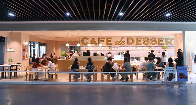 파리바게뜨는 프랑스 파리의 디저트 숍 감성을 담아낸 디저트 특화 매장 'CAFÉ de DESSERT(카페 드 디저트)'를 선보인다. /파리바게뜨