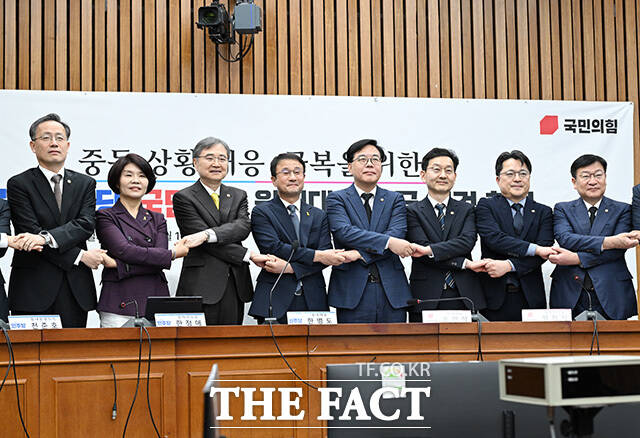 중동 상황 대응 극복을 위한 더불어민주당-국민의힘 원내대표 긴급 점검 회의에 참석해 발언하는 송 원내대표(오른쪽).