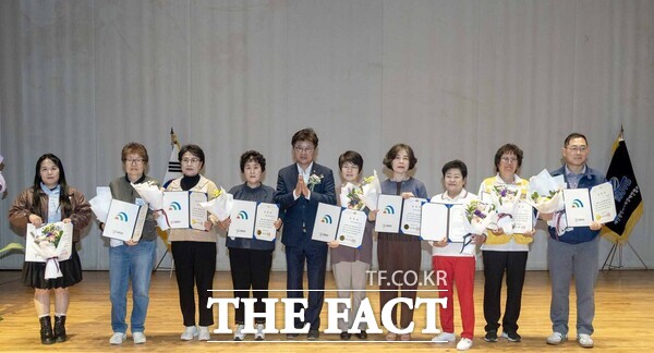 대전시 대덕구는 16일 대덕구청소년어울림센터에서 관계자, 내빈 등 500여 명이 참석한 가운데 제46회 장애인의 날 기념행사를 열었다. 최충규 대덕구청장(왼쪽 다섯 번째)과 장애인복지 증진 기여 유공자들이 표창장 수여식을 마친 후 기념 촬영하고 있다. /대덕구