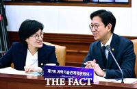  대화 나누는 배경훈 부총리와 원민경 성평등부 장관 [포토]