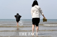  바다 뛰어들고 싶은 '초여름 더위' 수영복 피서객도 등장 [TF사진관]