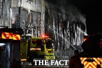  새까맣게 탄 고양시 근린시설…'화재 진압하는 소방당국' [TF사진관]