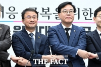  '지속되는 중동발 위기' 두 손 마주 잡은 여야 원내대표 [TF사진관]