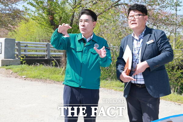 이응우 계룡시장(왼쪽)이 16일 광석 소규모 하수처리시설 예정지를 방문해 현장을 점검하고 있다. /계룡시