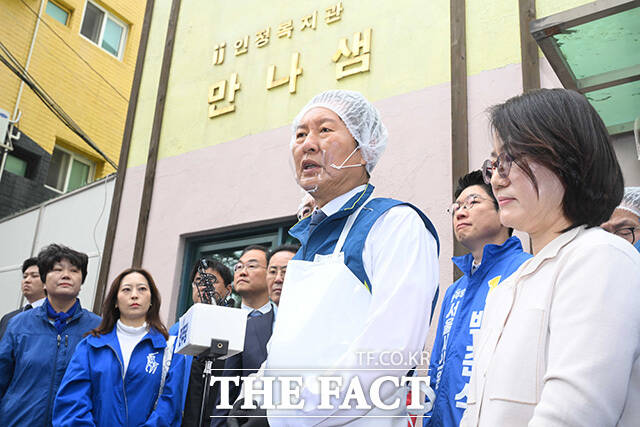 복지시설 만나샘 방문해 배식 봉사 하는 정 대표. /국회사진기자단