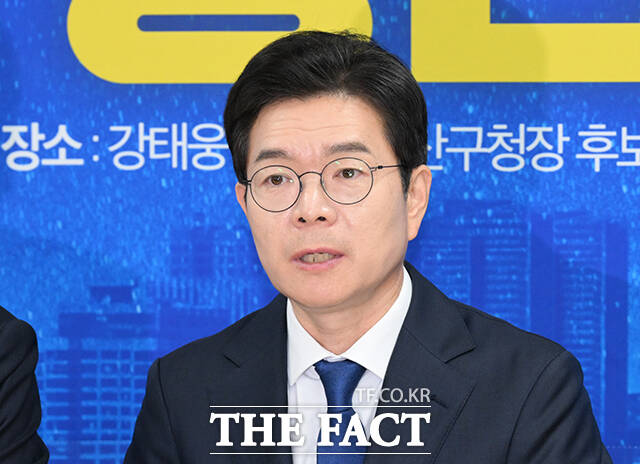 정청래 더불어민주당 대표(왼쪽)가 17일 오전 서울 용산구에 마련된 강태웅 용산구청장 후보 선거사무소에서 열린 현장 최고위원회의에 참석해 모두발언을 하고 있다. /박헌우 기자