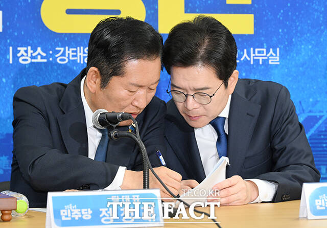 정원오 더불어민주당 서울시장 후보(오른쪽)가 17일 오전 서울 용산구에 마련된 강태웅 용산구청장 후보 선거사무소에서 열린 현장 최고위원회의에 앞서 정청래 더불어민주당 대표에게 귀엣말을 하고 있다. /박헌우 기자