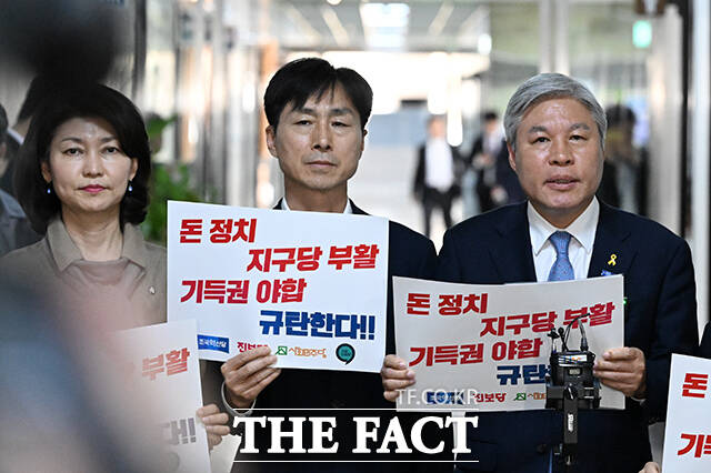 서왕진 조국혁신당 원내대표(오른쪽)가 17일 오후 서울 여의도 국회에서 열린 '정개특위 대응 관련 긴급 기자회견'에 참석해 발언하고 있다. /김성렬 기자