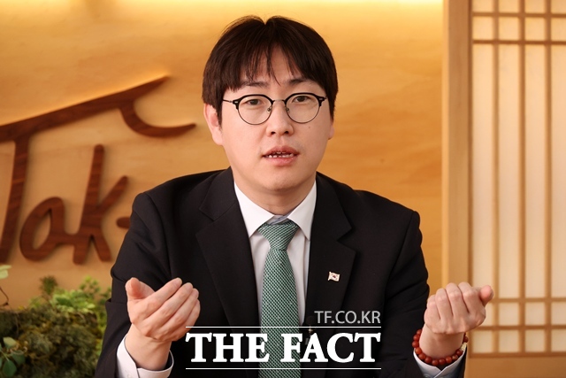 하정우 청와대 AI미래기획수석이 8일 서울 종로구 더룸탁트인에서 <더팩트> 등 매체와 공동인터뷰를 진행하고 있다. /뉴스핌·이투데이 공동제공