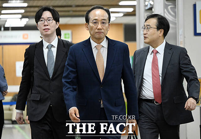 이날 추경호 전 원내대표 재판에 증인으로 채택된 김용태 국민의힘 의원이 재판정으로 향하고 있다.