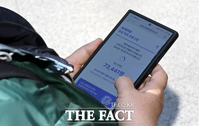 유심 해킹 사고가 발생한 SK텔레콤이 전 고객을 대상으로 유심 무상 교체를 실시한 지난해 4월 28일 오전 서울 광화문 T월드 대리점을 찾은 한 고객이 교체 신청 화면을 보며 대기하고 있다. /임영무 기자