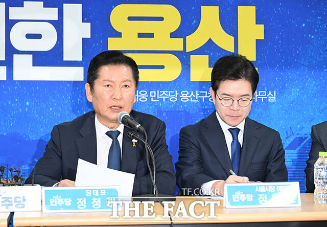 정청래 더불어민주당 대표(왼쪽)가 17일 오전 서울 용산구에 마련된 강태웅 용산구청장 후보 선거사무소에서 열린 현장 최고위원회의에 참석해 모두발언을 하고 있다. /박헌우 기자