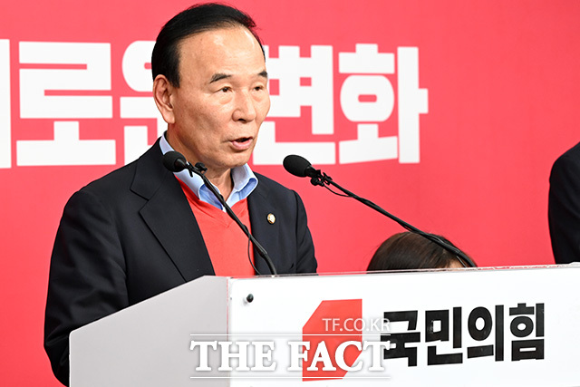 박덕흠 국민의힘 공천관리위원장이 17일 오후 서울 여의도 국민의힘 중앙당사에서 대구시장과 충북지사 경선 결과를 발표하고 있다. /남용희 기