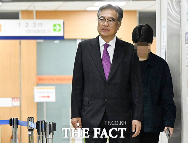 정진석 전 대통령비서실장이 17일 오전 서울 서초구 서울중앙지방법원에서 열린 헌법재판관 미임명·졸속 지명 등 혐의 재판에 출석하고 있다. /남윤호 기자