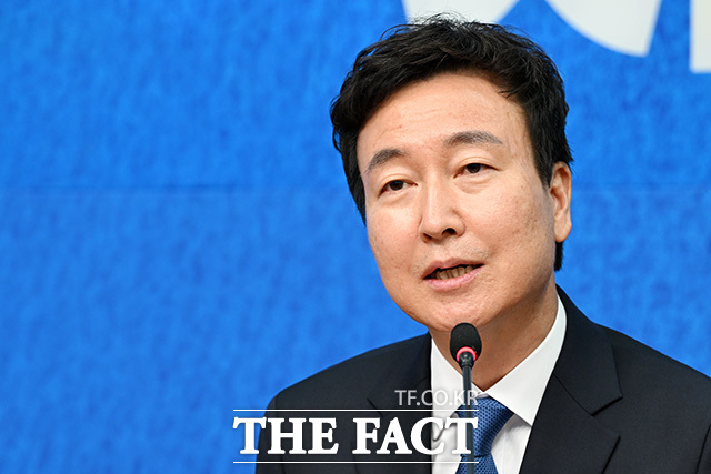 '1차 인재 영입' 인사말 하는 전태진 변호사.