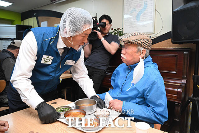 복지시설 만나샘 방문해 배식 봉사 하는 정 대표. /국회사진기자단