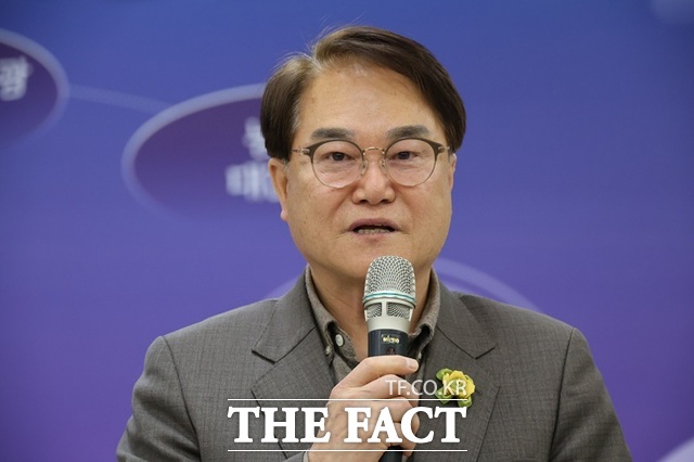 김하수 청도군수가 지난 10일 청도군청에서 매관매직 의혹과 관련해 기자회견을 열고 입장을 밝히고 있다. /박병선 기자