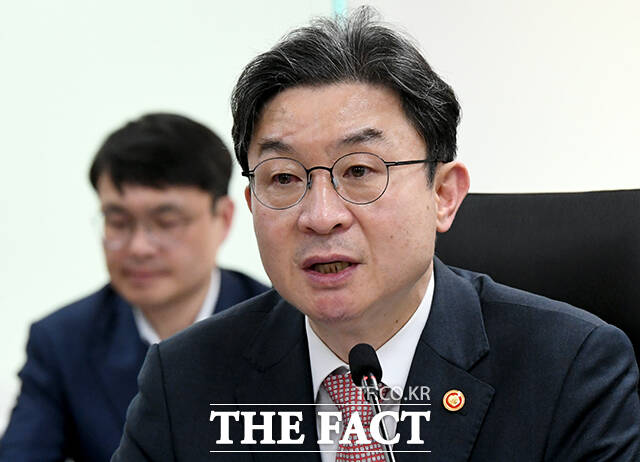 이억원 금융위원장이 17일 오후 서울 종로구 정부서울청사에서 열린 제3차 중동상황 피해업종 관련 산업·금융권 간담회에 참석해 모두발언을 하고 있다. /박상민 기자