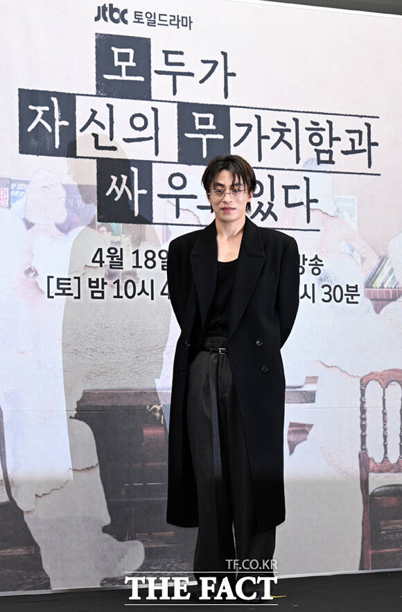 배우 구교환이 17일 서울 마포구 상암동 스탠포드호텔에서 열린 JTBC 새 토일드라마 '모두가 자신의 무가치함과 싸우고 있다' 제작발표회에 참석해 포즈를 취하고 있다. /이새롬 기자