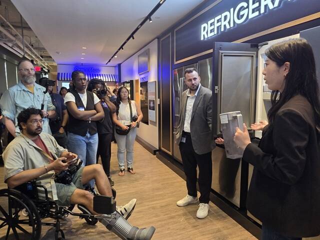 15일~16일(현지시간) 미국에서 진행된 삼성전자 가전 기술 세미나 '더 브리프 뉴욕' 참석자들이 AI 기반의 홈 라이프스타일에 관해 설명을 듣고 있다. /삼성전자