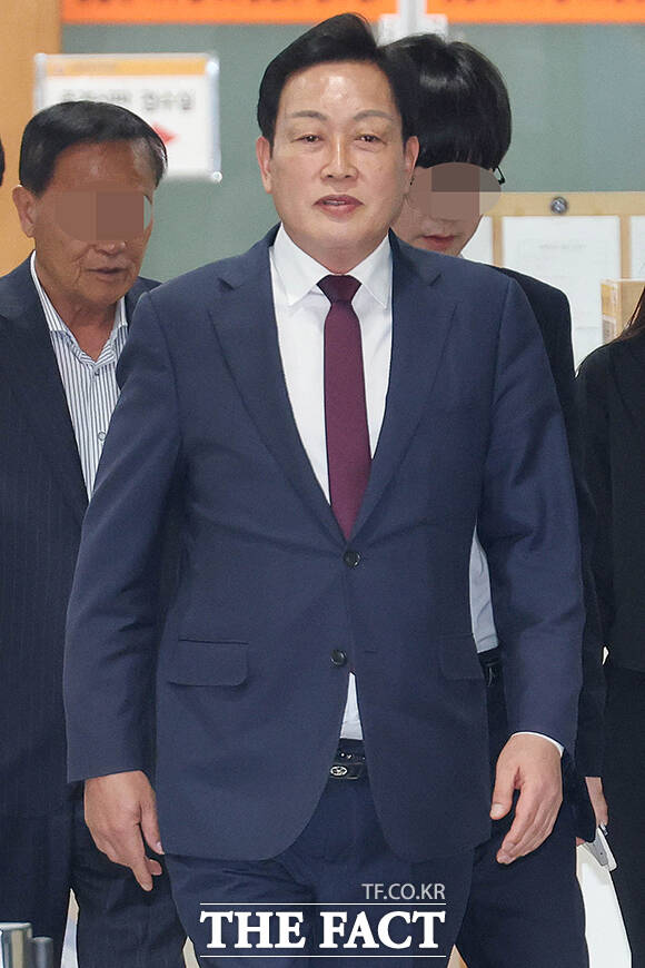 김선교 국민의힘 의원이 17일 오후 서울 서초구 서울중앙지방법원에서 열린 특정경제범죄 가중처벌 등에 관한 법률 위반(배임) 등 혐의 관련 공판에 출석하고 있다. /박헌우 기자