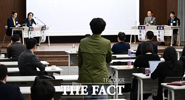 왼쪽부터 류승균 개인정보보호위원회 팀장, 계인국 고려대 행정전문대학원 교수, 황의관 한국소비자원 연구위원, 성재열 전북대 법학전문대학원 교수가 개인정보 권익보호를 위한 피해구제를 주제로 참석자와 질의응답하고 있다.