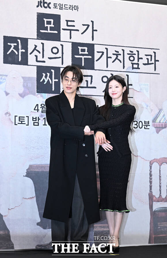 배우 오정세와 강말금, 고윤정, 차영훈 PD, 구교환, 한선화, 박해준(왼쪽부터)이 17일 서울 마포구 상암동 스탠포드호텔에서 열린 JTBC 새 토일드라마 '모두가 자신의 무가치함과 싸우고 있다' 제작발표회에 참석해 포즈를 취하고 있다. /이새롬 기자