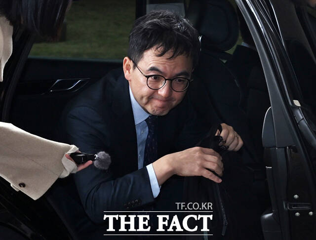 [더팩트ㅣ이새롬 기자] 구자현 신임 대검찰청 차장검사가 17일 오전 서울 서초구 대검찰청 청사에 정식 출근하고 있다.