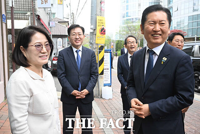 복지시설 만나샘 방문해 배식 봉사 하는 정 대표. /국회사진기자단