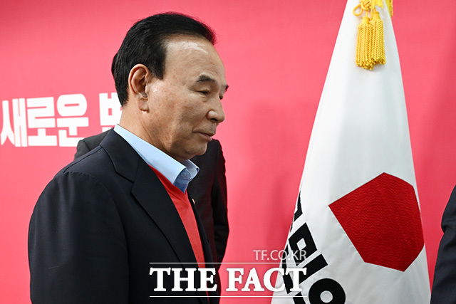 대구시장과 충북지사 경선 결과 발표하는 박덕흠 공관위원장(가운데).