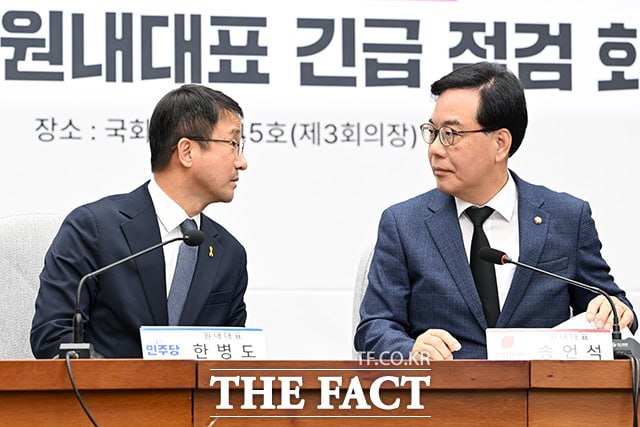 한병도 민주당 원내대표(왼쪽)와 송언석 국민의힘 원내대표가 지난 16일 국회에서 열린 '중동 상황 대응 극복을 위한 민주당-국민의힘 원내대표 긴급 점검 회의'에 참석해 대화를 나누고 있다. /남용희 기자